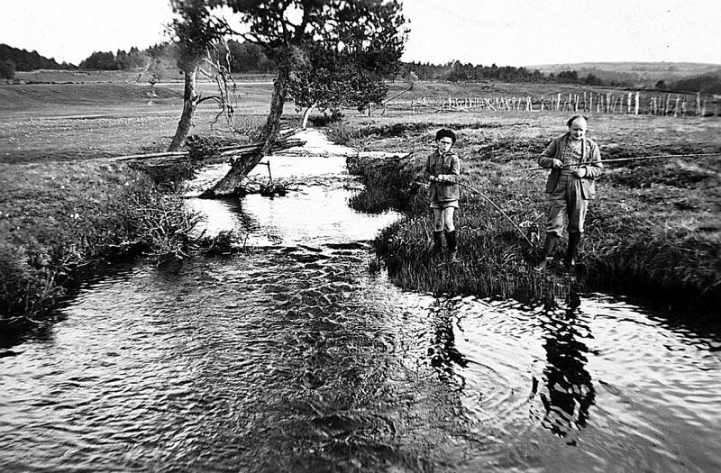Homme et enfant à la pêche (pesca), à Montgros, commune de Nasbinals (48), 1953